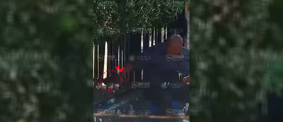 Captan a otro ciudadano arrojando basura en espacios públicos de San Salvador: «Después se quejan de las multas»