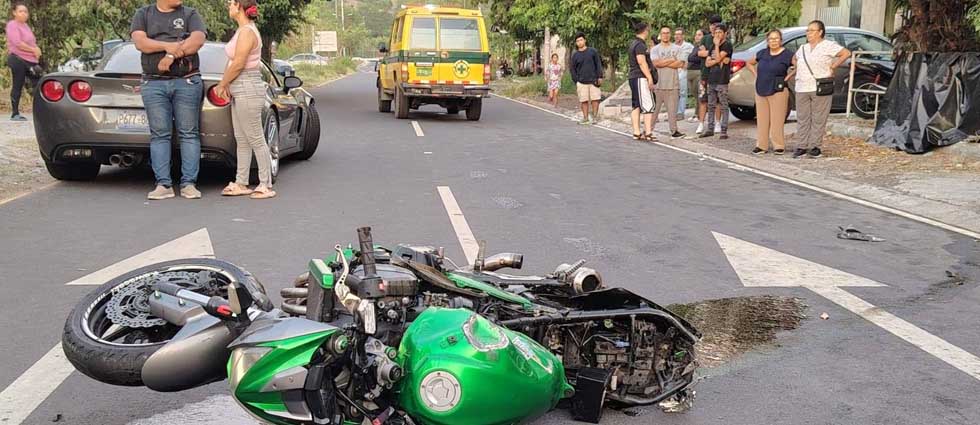 Hombre pierde la vida tras brutal choque entre automotores deportivos en Apopa