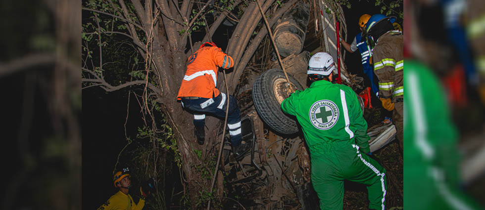 Decenas de personas trabajan en conjunto para rescatar a dos víctimas tras siniestro vial en Ahuachapán