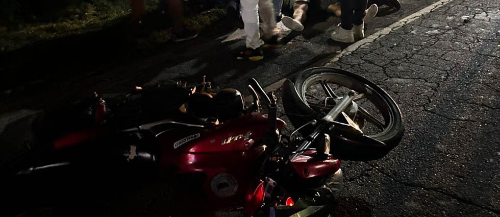Motociclista acaba en el hospital tras ser impactado por un vehículo en La Paz