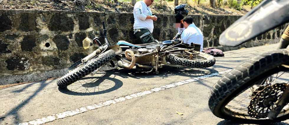 Motociclistas resultan lesionados tras chocar entre sí en Cabañas