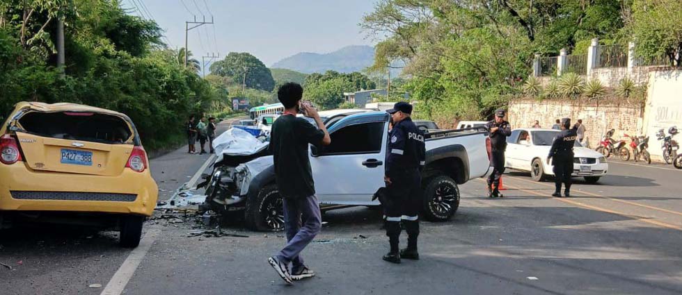 Conductor que manejaba a excesiva velocidad pierde la vida tras provocar choque en Santa Ana
