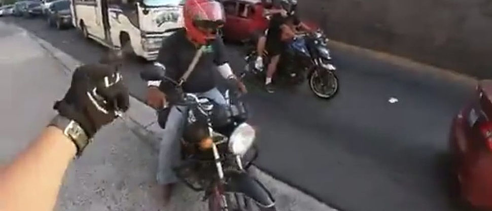 Ciclista confronta a motociclista que puso en riesgo la vida de peatones en Apopa