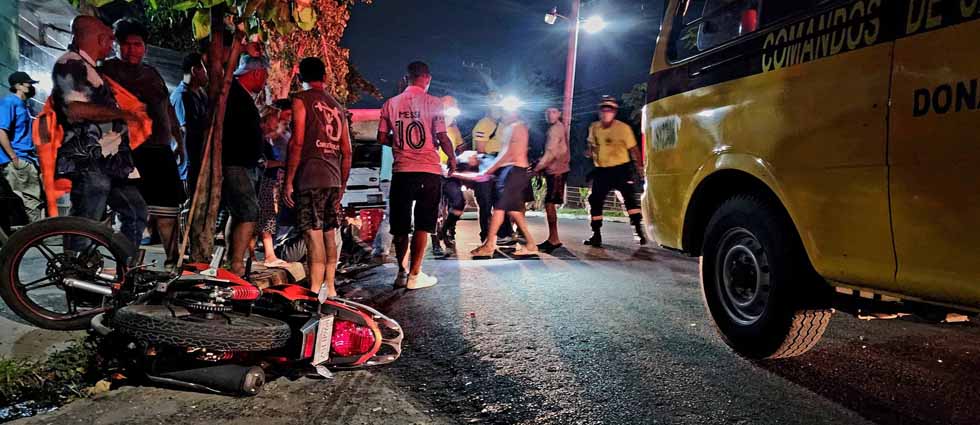 Joven de 19 años resulta lesionado tras choque por auto que invadió carril en el bulevar Monseñor Romero Oeste