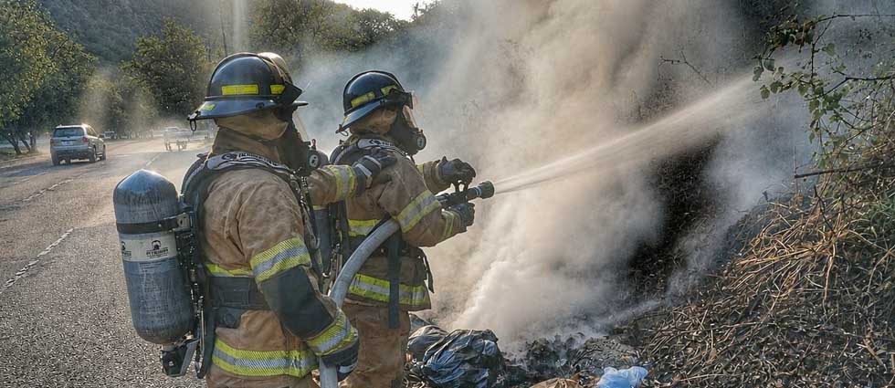 Bomberos sofocan incendio a un costado de la carretera Panamericana