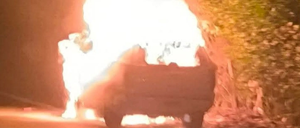 Conductor vive momentos desesperantes tras incendiarse su vehículo en Sonsonate