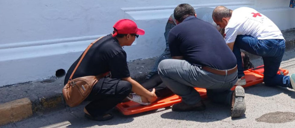 Joven mujer acaba en el hospital tras perder el control de su motocicleta en Santa Ana