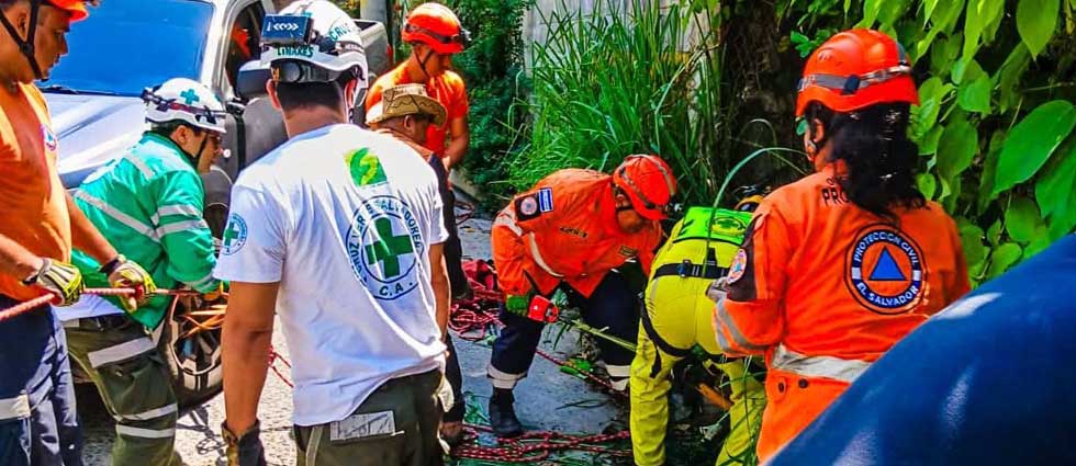 Rescatan a hombre tras caer a barranco de unos 05 metros de altura en San Marcos