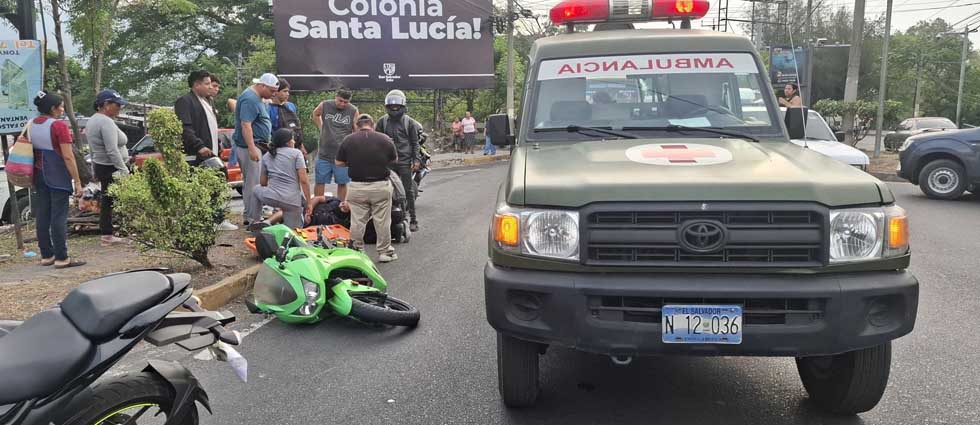 Médicos militares auxilian a motociclista tras fuerte siniestro vial en San Salvador