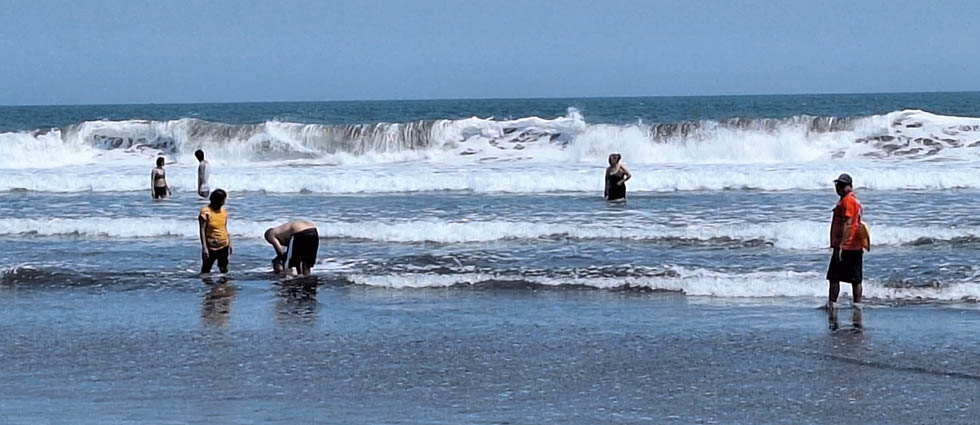 Guardavidas de PC continúan dando seguridad a turistas que disfrutan de las playas salvadoreñas