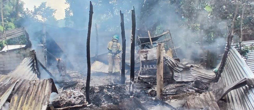 Usulután: voraz incendio acaba con humilde vivienda construida con lámina en el distrito de California