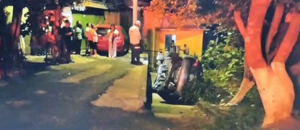 Conductor resulta lesionado tras volcar en unas gradas de una colonia de San Salvador