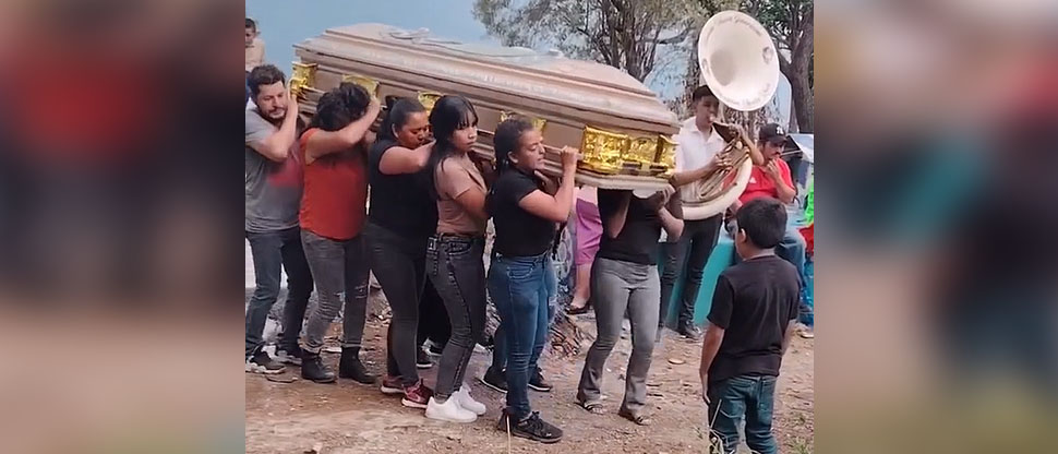 Bailarines convierten el cementerio en una pequeña pista de baile improvisada