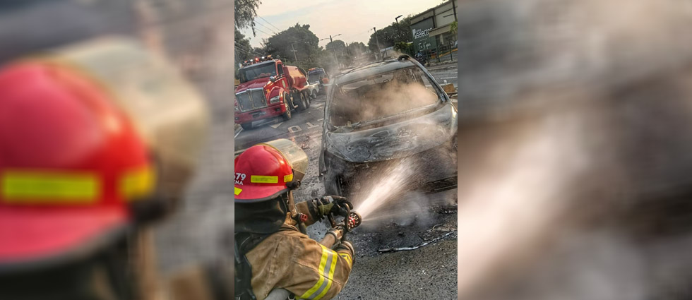 Auto se incendia en plena marcha en cercanías de La Cima, San Salvador