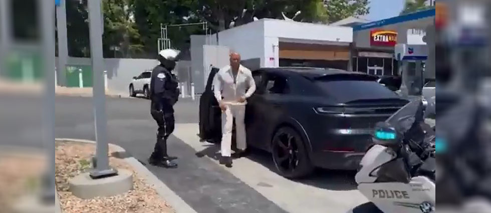 Policías intervienen a ‘La Roca’ en Los Ángeles y acaba multado