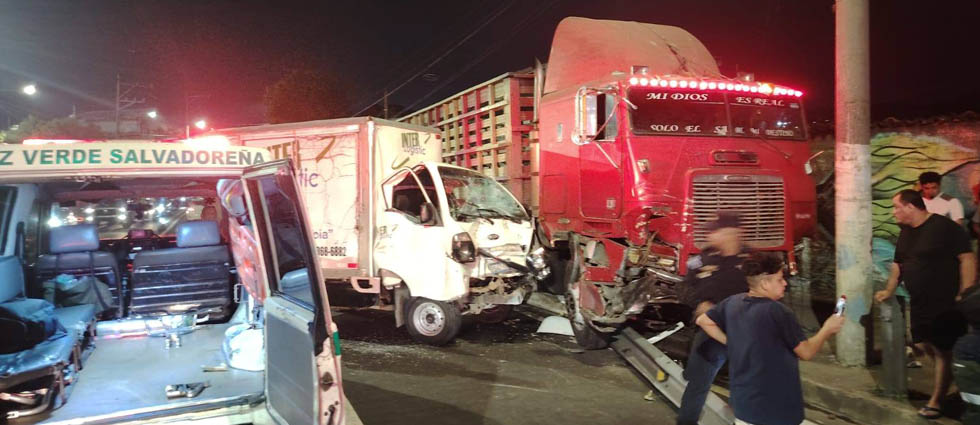 Conductor resulta lesionado tras fuerte choque sobre el bulevar Venezuela
