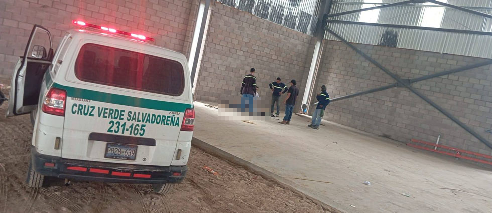 Trabajador sufre lesiones tras caer de una altura de 04 metros en La Libertad