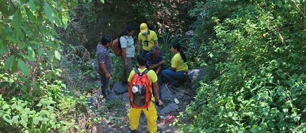 Socorristas rescatan a persona de la tercera edad tras caer a una quebrada