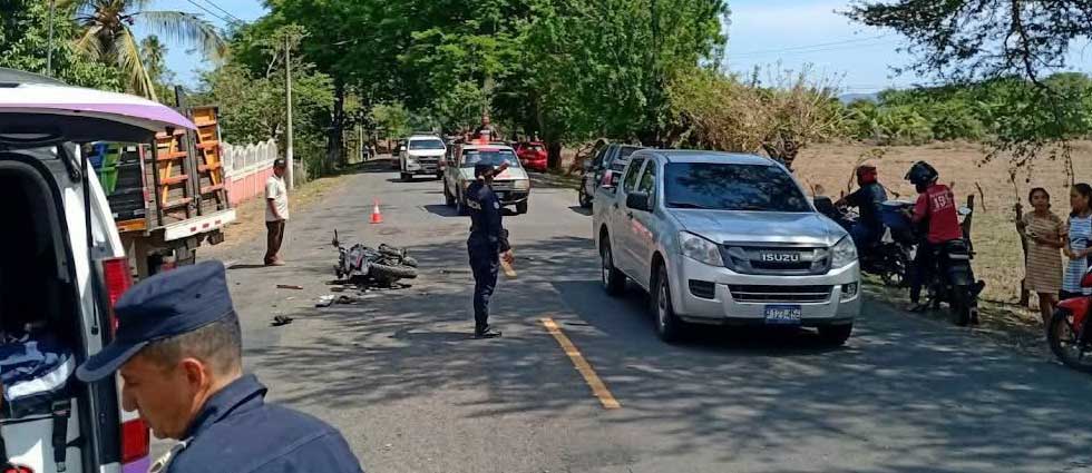 Choque entre motocicleta y camión deja dos lesionados sobre la carretera a playa El Espino