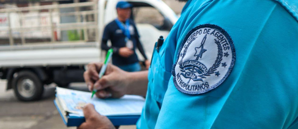 CAM San Salvador continúa notificando a dueños de autos abandonados para removerlos en un plazo de 72 horas