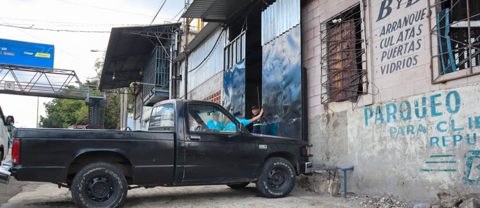 Alcaldía de San Salvador da 72 horas a talleres sobre la Troncal para quitar autos y piezas de la vía pública
