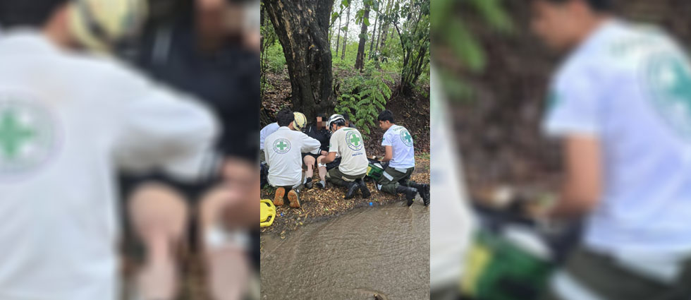 Pareja de motociclistas se accidenta tras una rama que obstruía la vía en Santa Ana