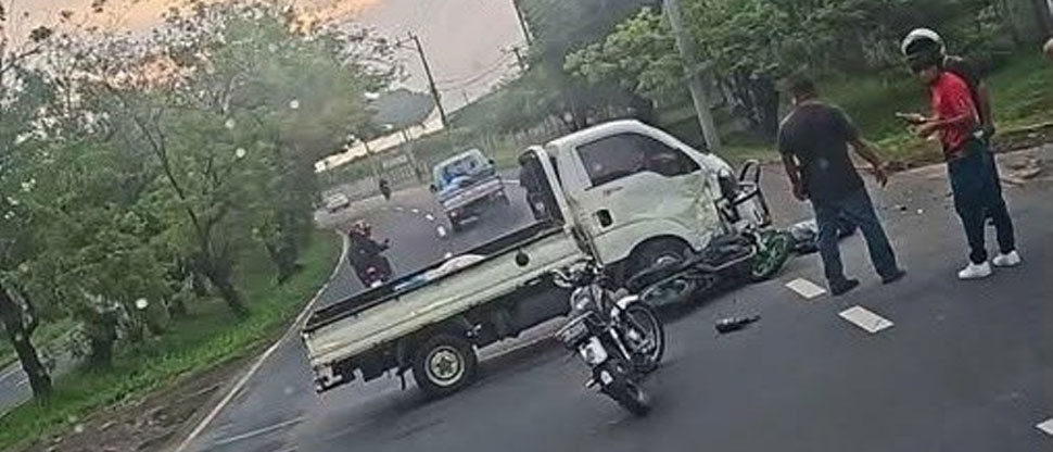Motociclista termina en el hospital tras chocar contra una pick up en carretera Panamericana
