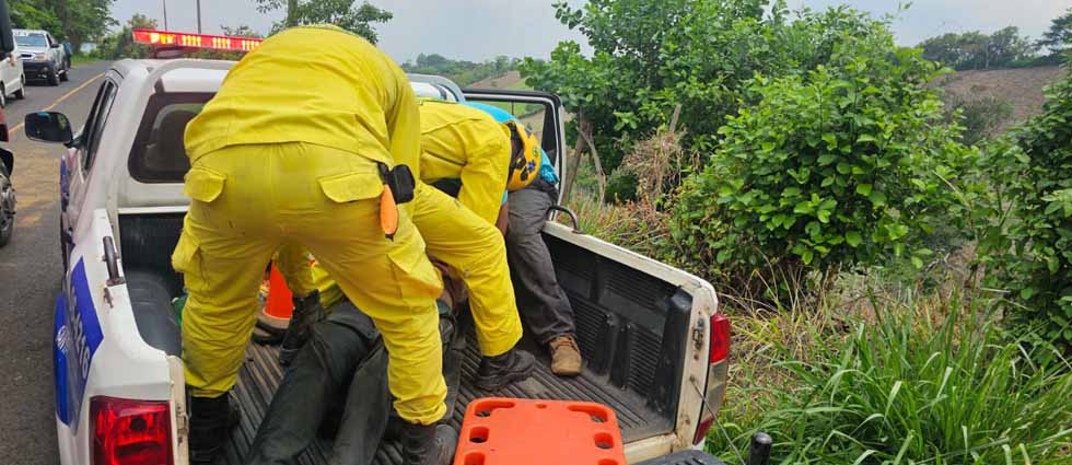 Rescata a joven tras caer a un barranco en Sonsonate