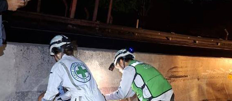 Pareja de motociclistas resulta lesionada tras ser impactada por un auto en Colón