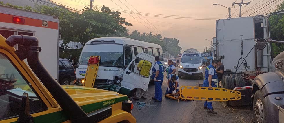 Rescatan a conductor al quedar atrapado tras el choque de dos coaster en San Salvador