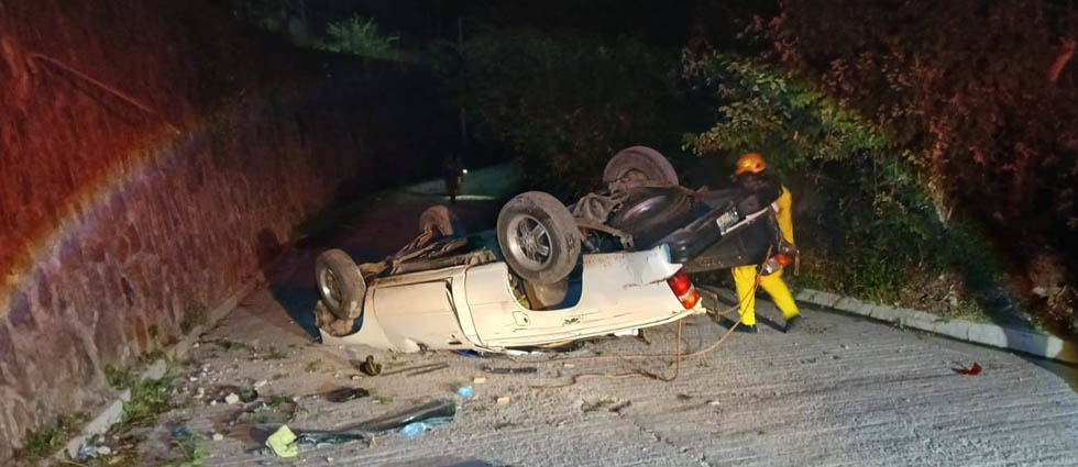 Hallan auto abandonado tras siniestro vial en Apopa: «Aparentemente cayó desde una zona de altura»