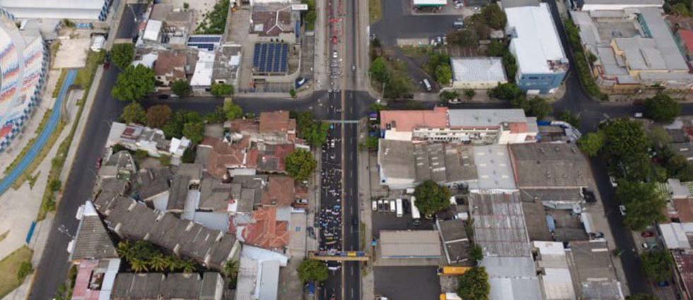 Imagen aérea muestra desnutrida marcha de la oposición por Día del Trabajo