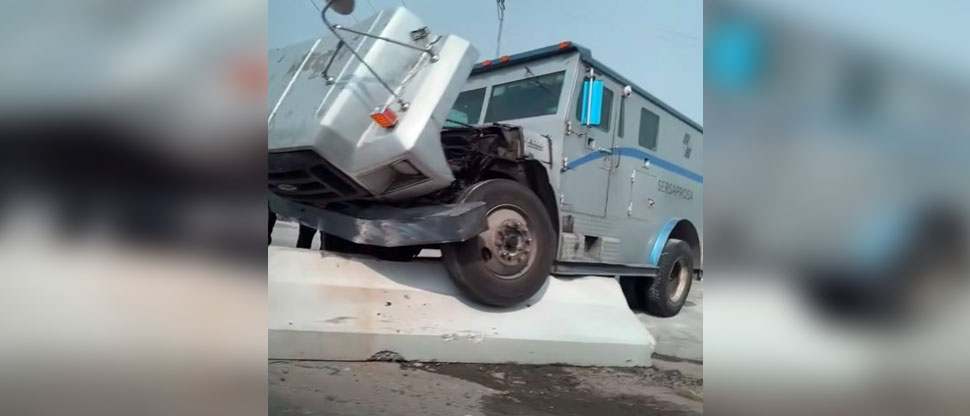 Camión de empresa de valores choca contra separadores de carriles en carretera Panamericana