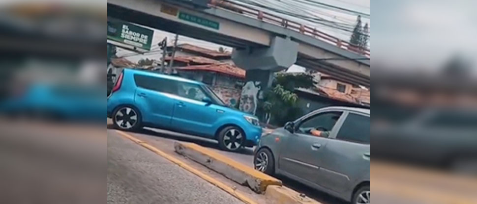 Denuncian a conductor de Kia Soul por realizar maniobra peligrosa en pleno tráfico