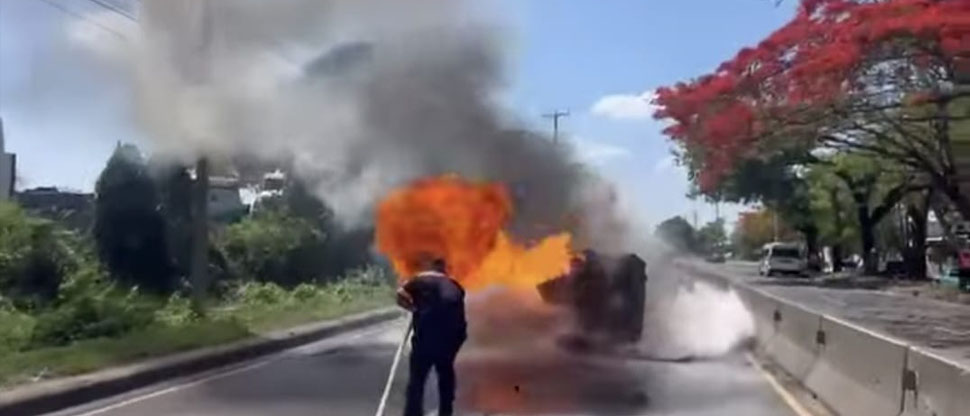 Dos vehículos chocan y uno de ellos termina incendiándose en carretera a Santa Ana