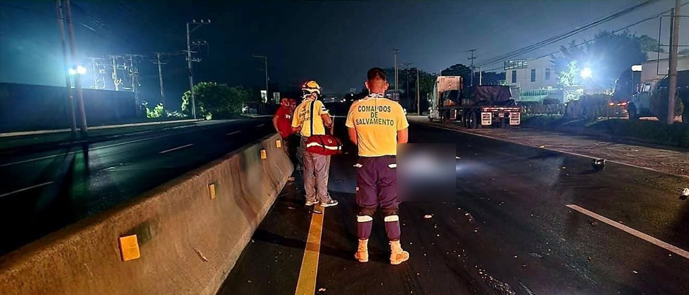 Joven motociclista pierde la vida tras chocar contra furgón en carretera Panamericana