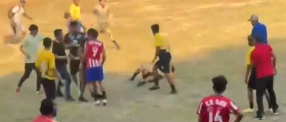 Jóvenes se olvidan de la pelota y se agarran a patadas durante un partido en San Miguel