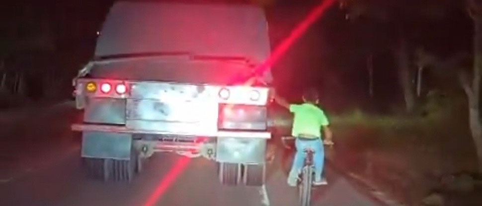 Niño en bicicleta pierde la vida tras realizar maniobra peligrosa sobre un camión