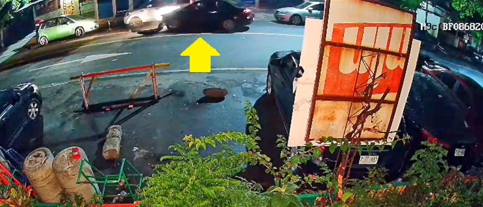 Sujeto clama la ayuda de su madre tras chocar contra dos vehículos en Soyapango