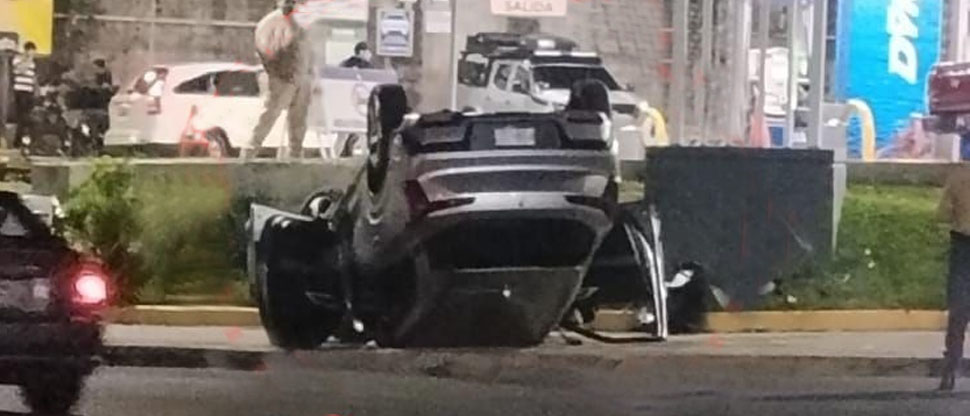 Auxilian a conductor que volcó en su vehículo en bulevar Santa Elena