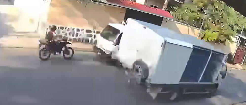 Menor a bordo de una motocicleta invade carril y choca contra vehículo en San Miguel