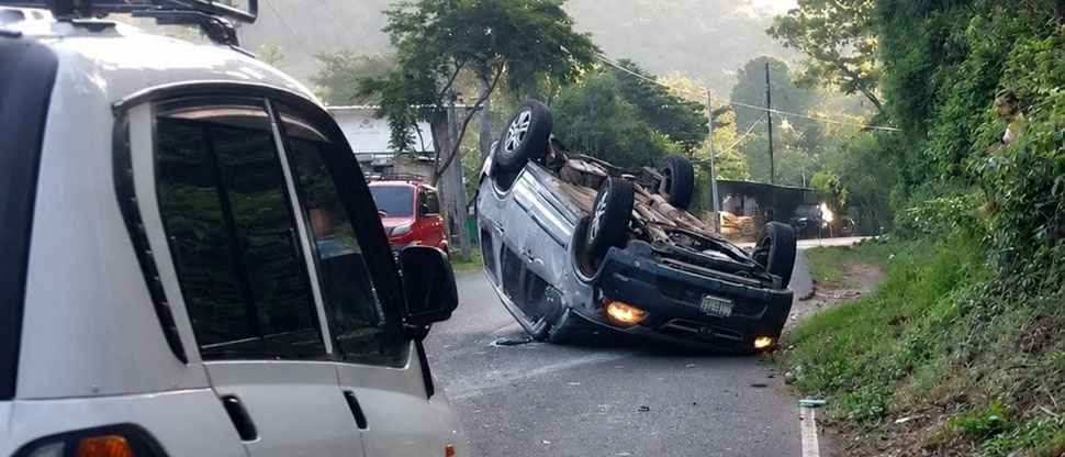 Conductor pierde el control del vehículo y vuelca en Sonsonate