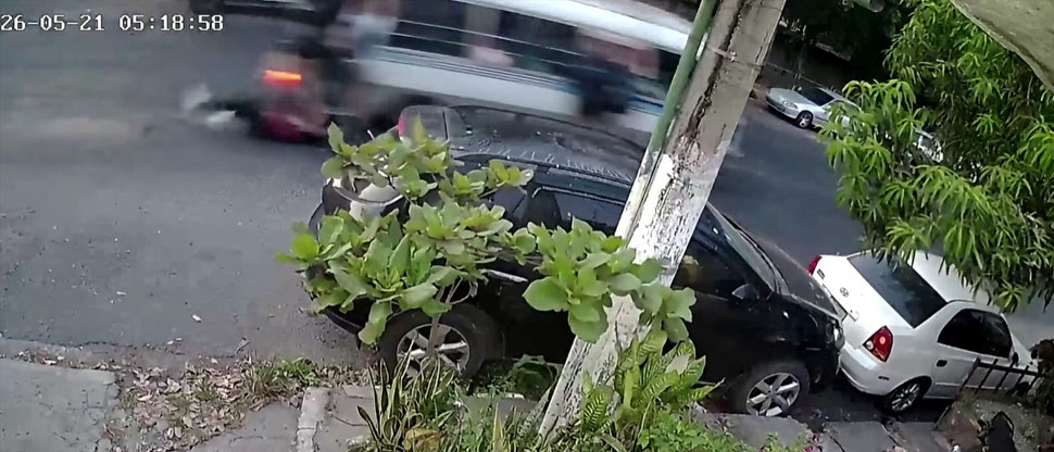 Pasajero que viajaba colgado en la puerta del microbús sufre fuerte caída