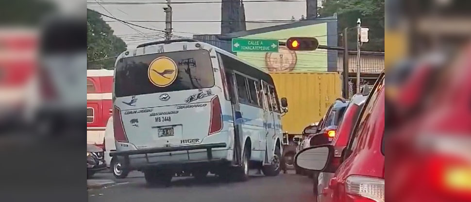 Denuncian a busero por circular en sentido contrario para evitar el tráfico en Soyapango