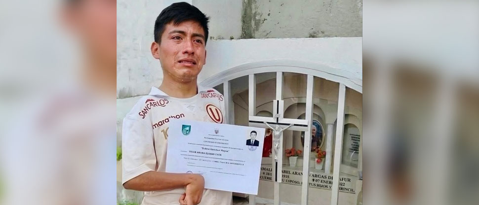 “Mamá, lo logré”: joven lleva su título universitario a la tumba de su madre