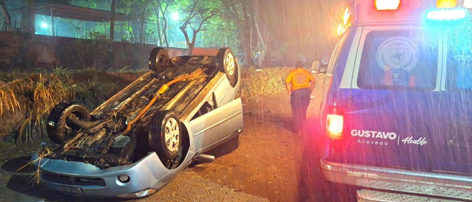 Conductor se lleva tremendo susto al volcar en su vehículo en Santa Ana