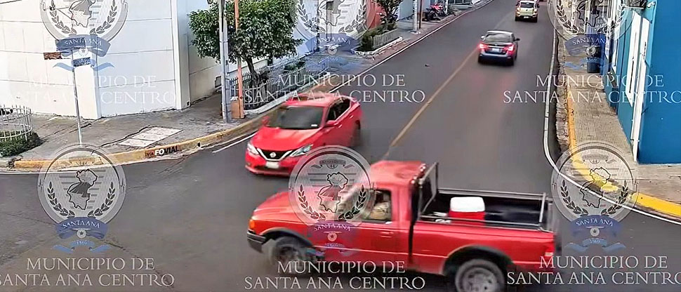 Conductor irrespeta señal de alto y provoca fuerte choque en Santa Ana