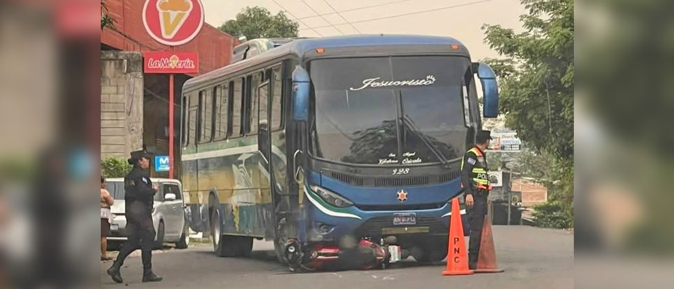 Auxilian a motociclista que impactó contra autobús en carretera Ruta de Paz