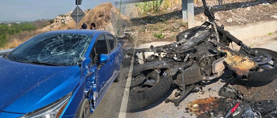 Motocicleta se incendia tras fuerte choque contra vehículo en Periférico Gerardo Barrios
