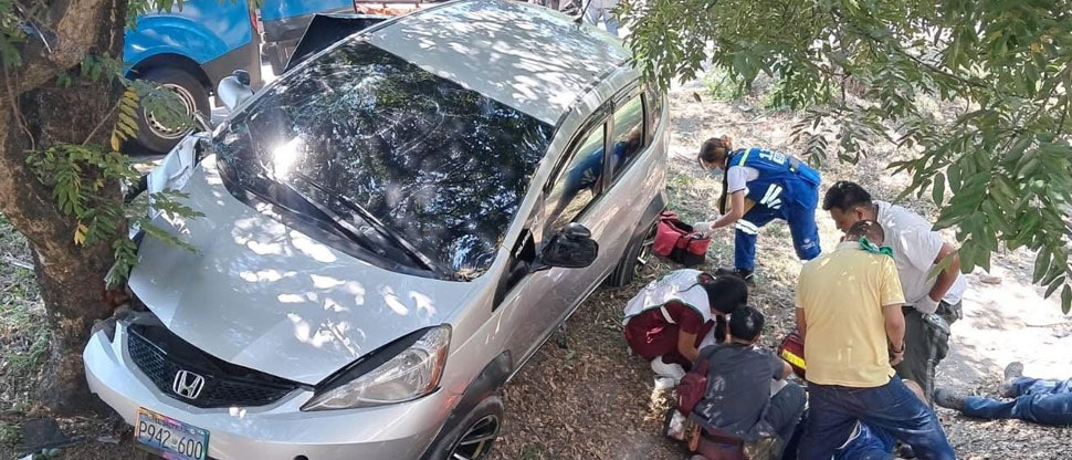 Al menos dos lesionados tras chocar vehículo contra árbol en autopista a Comalapa